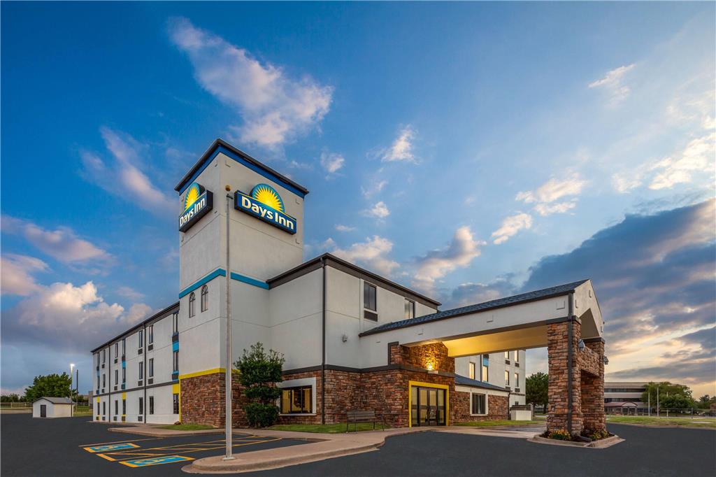 Days Inn by Wyndham Tulsa Central - photo 2