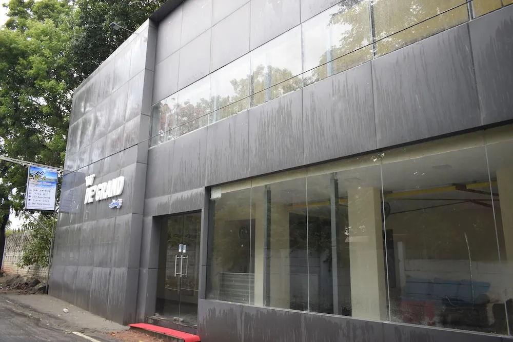 Hotel De Grand in Tindivanam, India