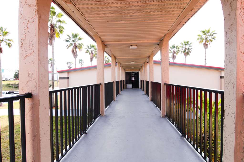 Ramada by Wyndham Davenport Orlando South - photo 34