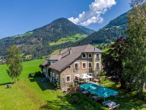 Putzenhof Appartements — 4-Star Luxury Hotel in Grosskirchheim, Austria