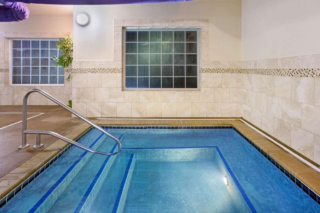La Quinta Inn & Suites by Wyndham Dickinson - photo 8