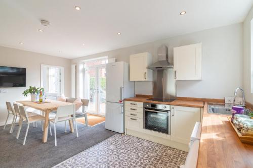 Beautiful 6 Bedroom Holiday Home Manchester — 4-Star Luxury Hotel in Manchester, United Kingdom