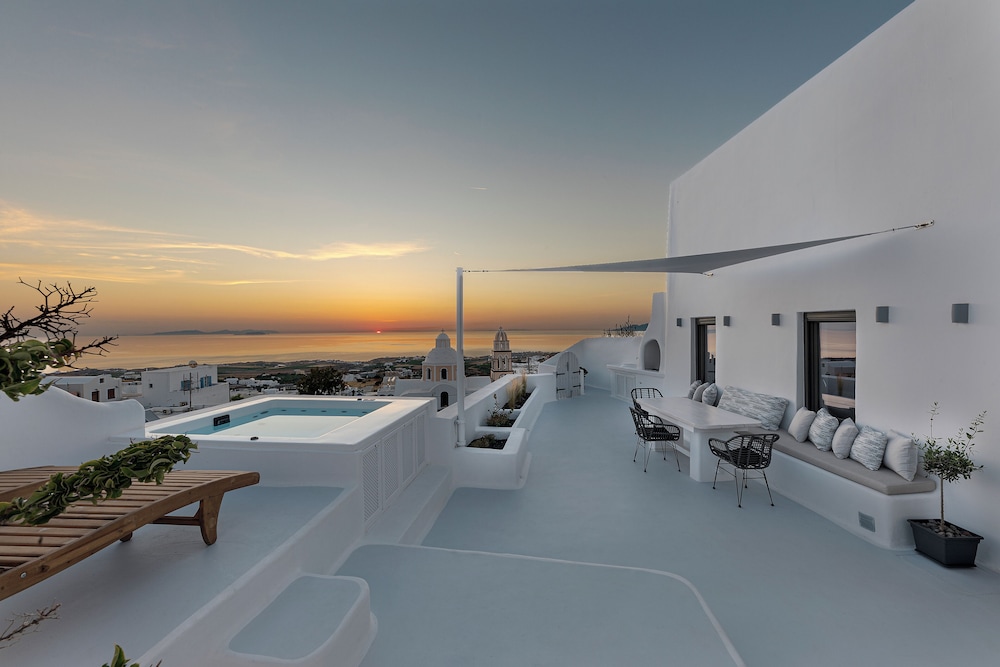 Aleanna Traditional Villa Fira — 4-Star Luxury Hotel in Fira, Greece