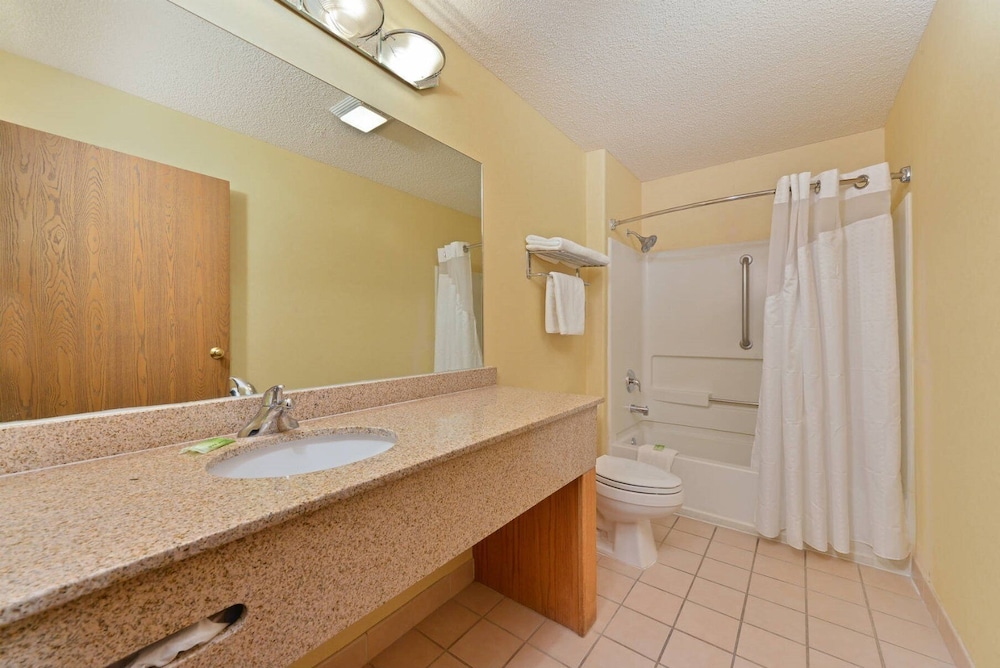 Vagabond Inn Executive Green Valley - photo 13