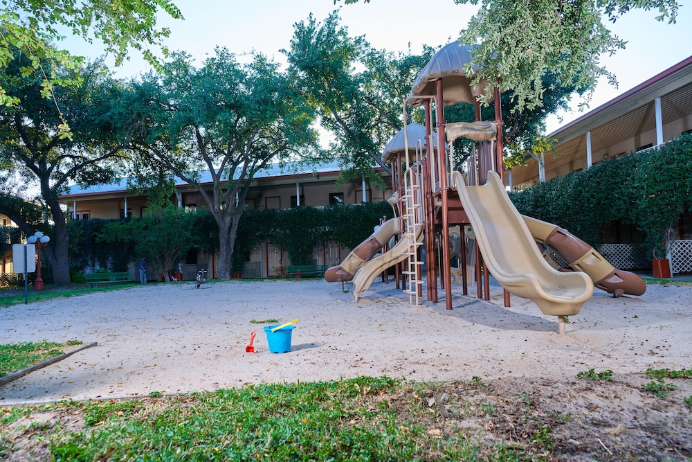 Family Garden Inn & Suites - photo 18