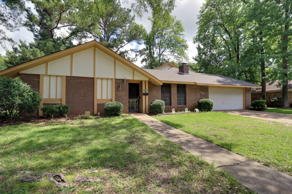 5 Mi to Bellhaven: Spacious Getaway in Jackson in Jackson, United States