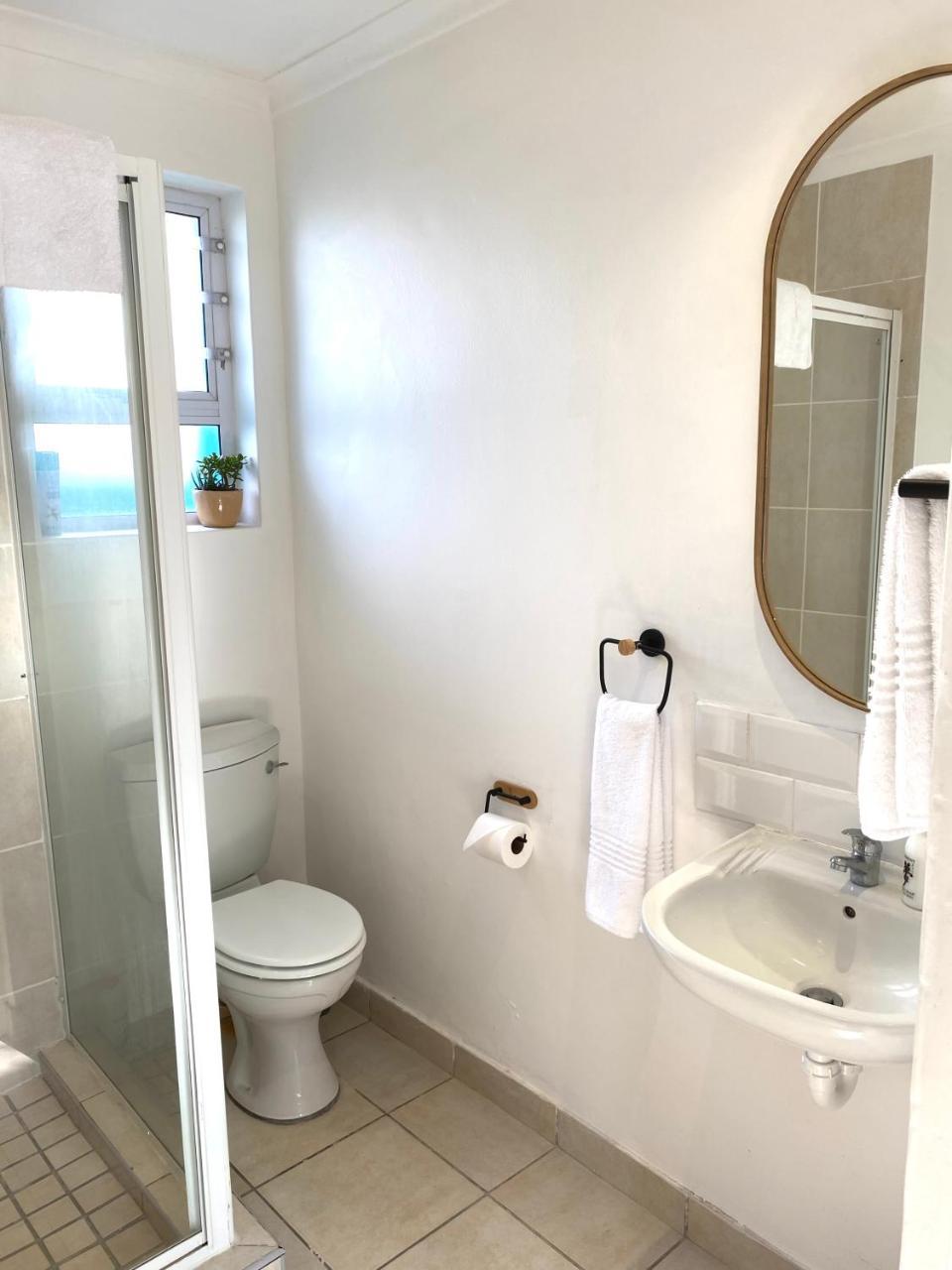 Cozy Beachside Studio Apartment on Surfers Corner