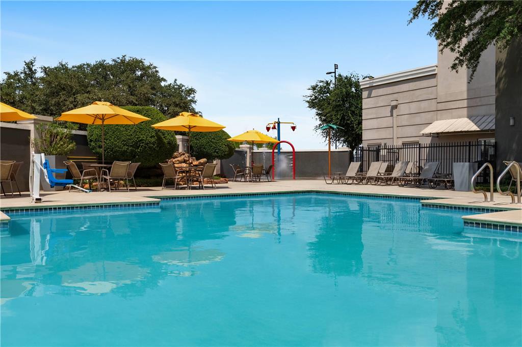 La Quinta Inn & Suites by Wyndham Arlington North 6 Flags Dr - photo 6