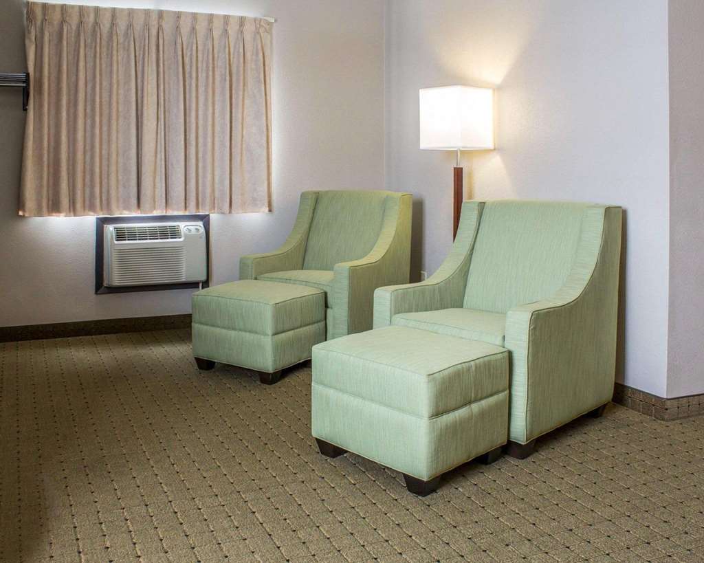 Econo Lodge Ames Area - photo 16