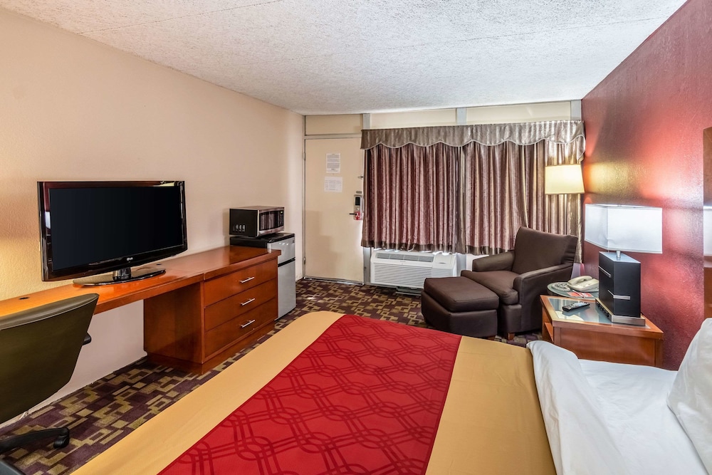 Econo Lodge - photo 18