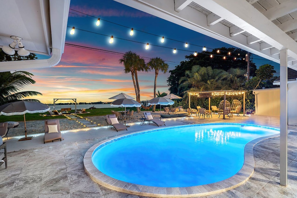 The Garden of Eden Beautiful Villa w Pool & Game Room — 5-Star Luxury Hotel in West Palm Beach, United States