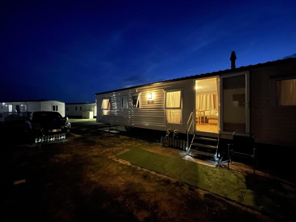 Caravan Sleeps 10 Pet friendly Parking in Clacton-On-Sea, United Kingdom