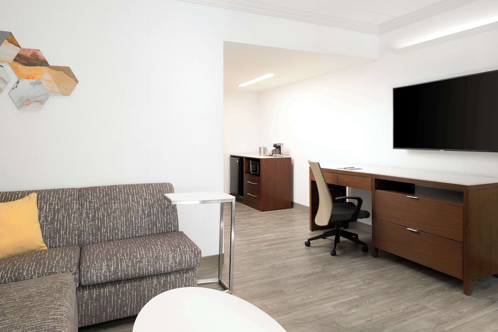 DoubleTree Suites by Hilton Phoenix - photo 17