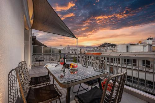 Spacious Rooftop Apt in Central Athens with Sunset Balcony — 4-Star Luxury Hotel in Athens, Greece