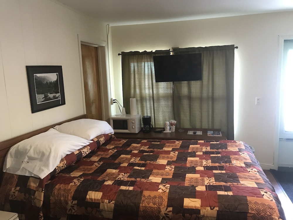 The Evergreen Motel - photo 41