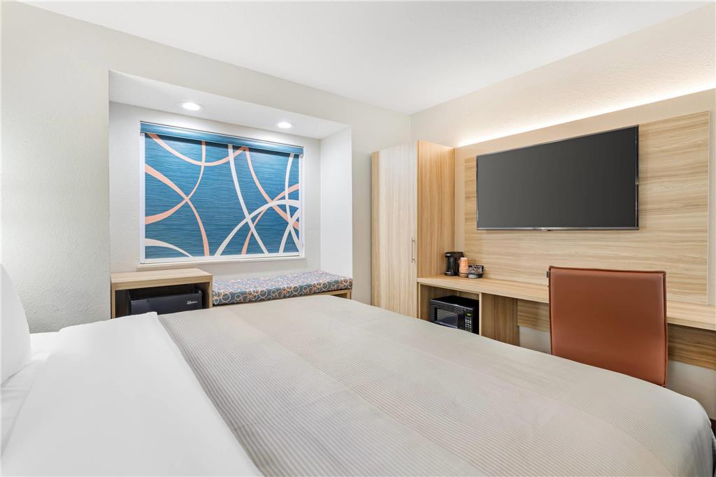 Quality Inn & Suites - photo 17
