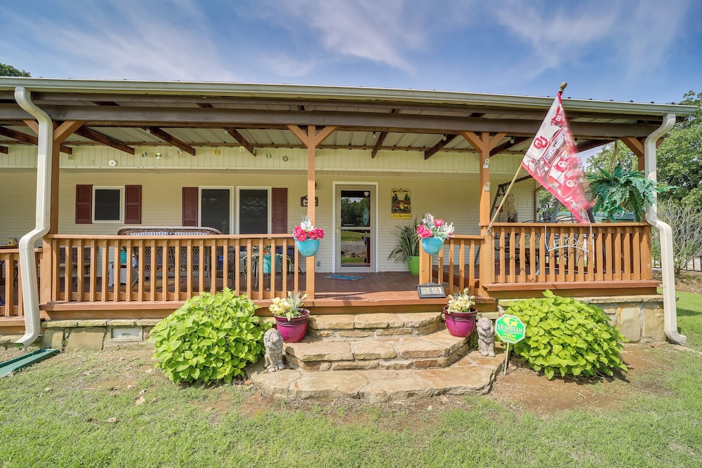 Cozy Lake Eufaula Hideaway with Fire Pit and Hot Tub — Eufaula — photo 2