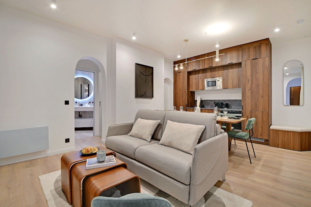 Chic and Spacious Apartment in the Heart of Paris — 4-Star Luxury Hotel in Paris, France