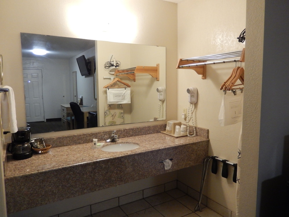 Pearsall Executive Inn - photo 20