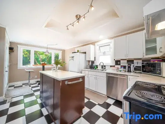 Elegant 3BR W Vancouver near UBC Free Parking — 4-Star Luxury Hotel in Vancouver, Canada