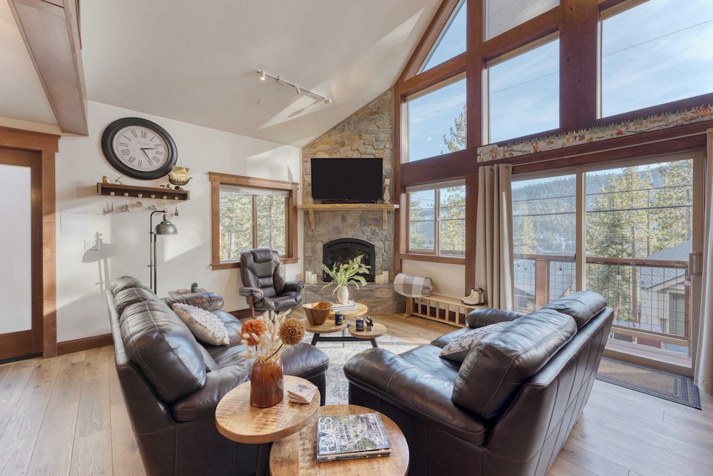 Denton by Avantstay Hot Tub Deck w Fire Pit Near Skiing & Lake in Truckee, United States