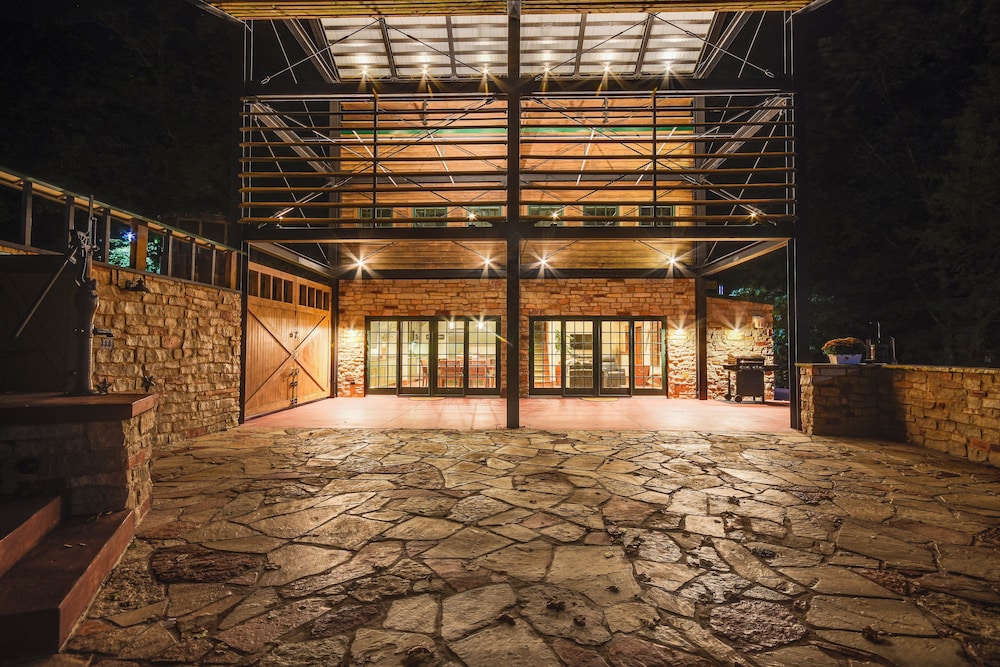 Scenic Getaway w Fire Pit & Grill in Columbia in Columbia, United States