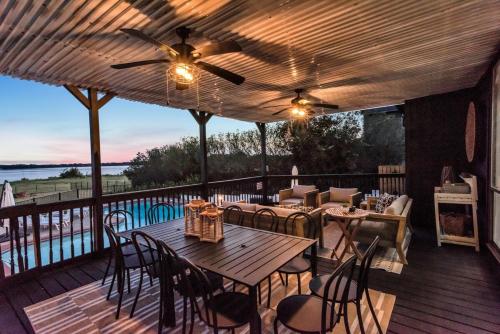 Lakefront Luxe 6BR 4 5BA Holiday Home with Pool & Hot Tub — 4-Star Luxury Hotel in Rowlett, United States