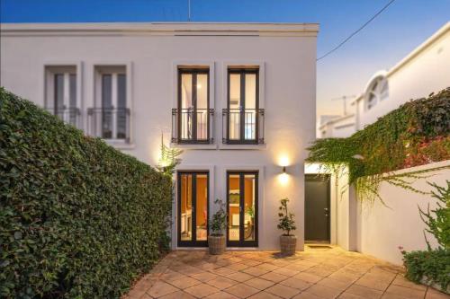 Sophisticated art deco in the heart of Toorak — 4-Star Luxury Hotel in Melbourne, Australia