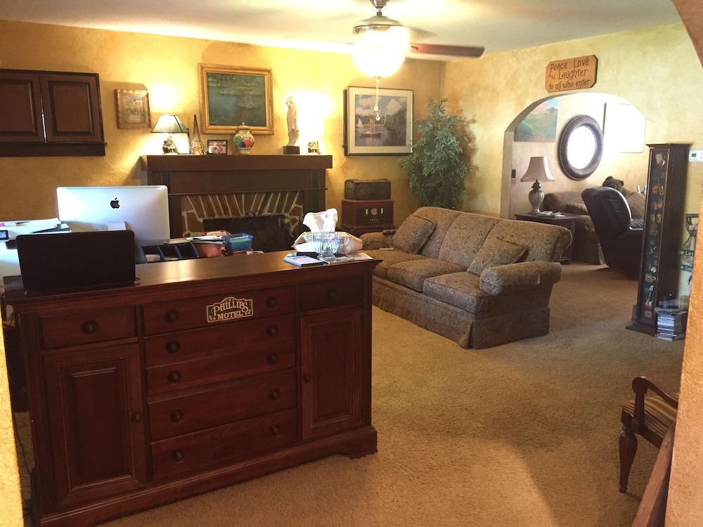 Phillips Historic Motel & Cottages - photo 2