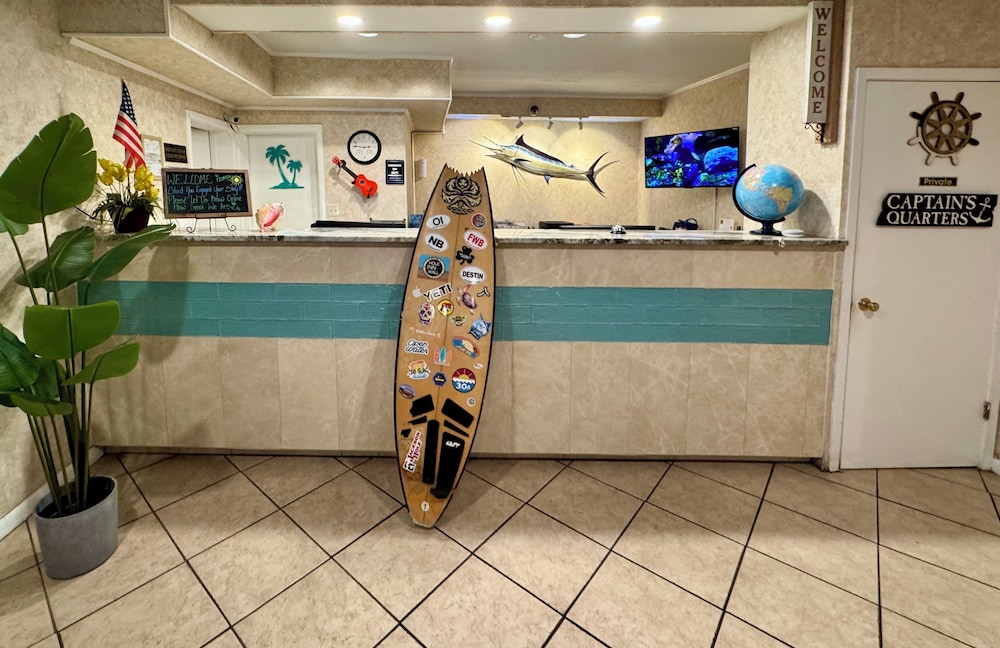 Hole Inn The Wall Hotel Fort Walton Beach Sunset Plaza Nearby Beaches Hurlburt — Fort Walton Beach