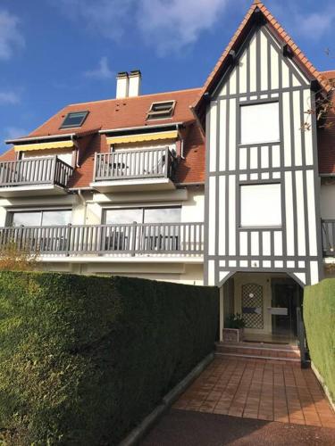 Cocon Douillet 4 Personnes a Deauville 7min a Pied de la Plage in Deauville, France