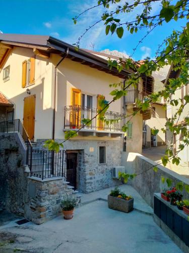 Cozy Home Maison Cascina Amélie — 4-Star Luxury Hotel in Abbadia Lariana, Italy
