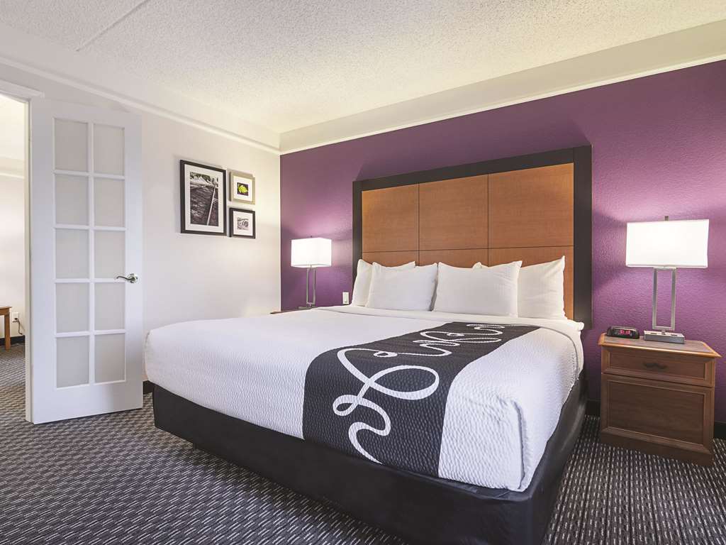 La Quinta Inn & Suites by Wyndham Phoenix Mesa West - photo 34