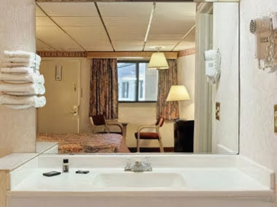 Travelodge West Springfield - photo 4