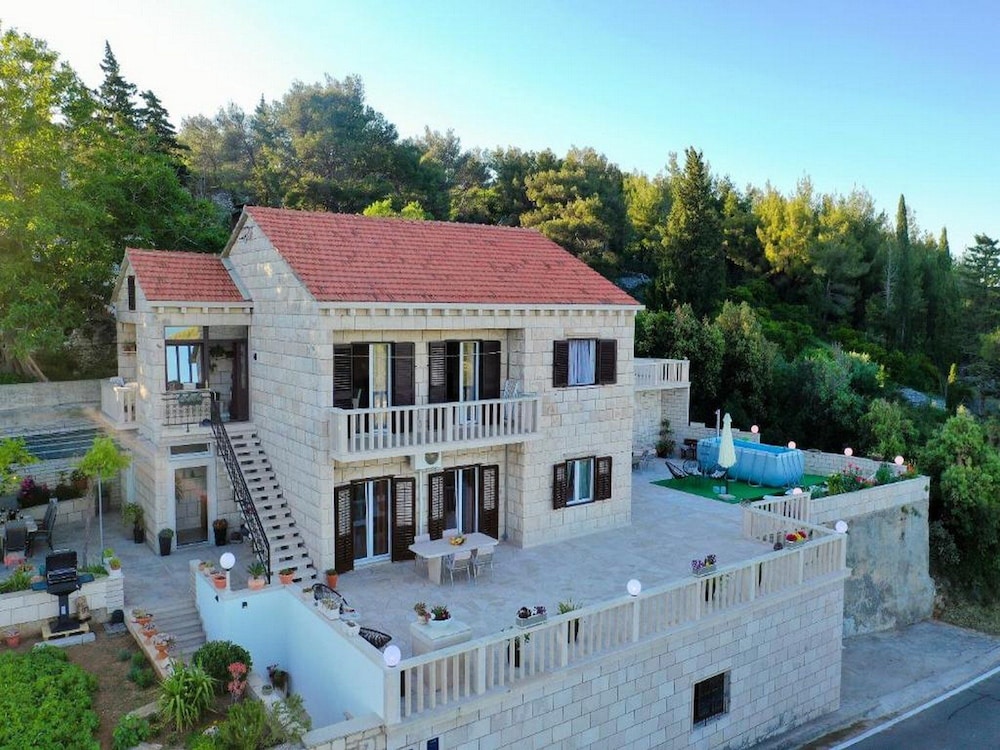 Apartment Villa Andro — 4-Star Luxury Hotel in Selca, Croatia