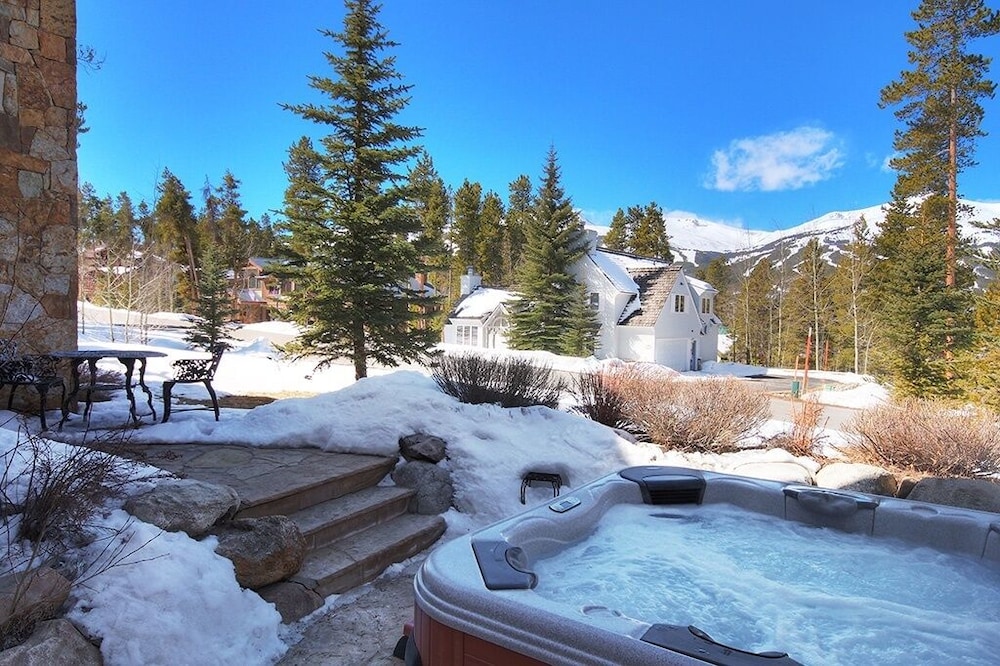 Mountain Majesty Manor Main Street by Pinnacle Lodging - photo 21