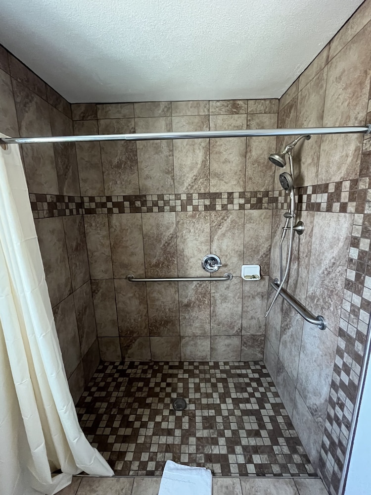 American Inn Grover Beach - photo 21