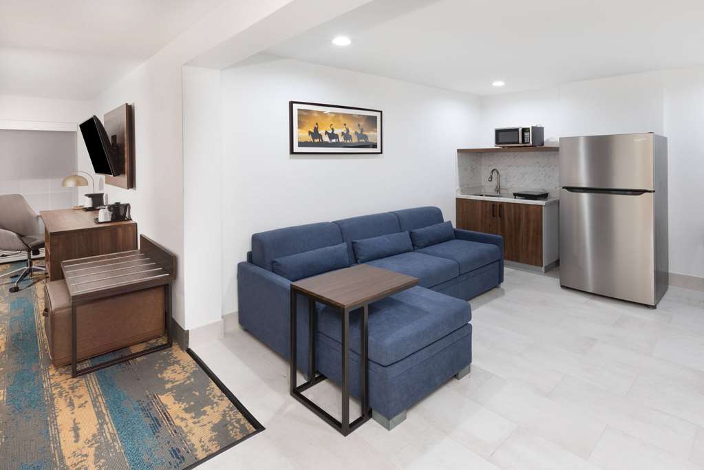La Quinta Inn & Suites by Wyndham Pharr RGV Medical Center - photo 38