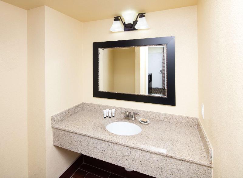 GuestPlace Inn & Suites - photo 8