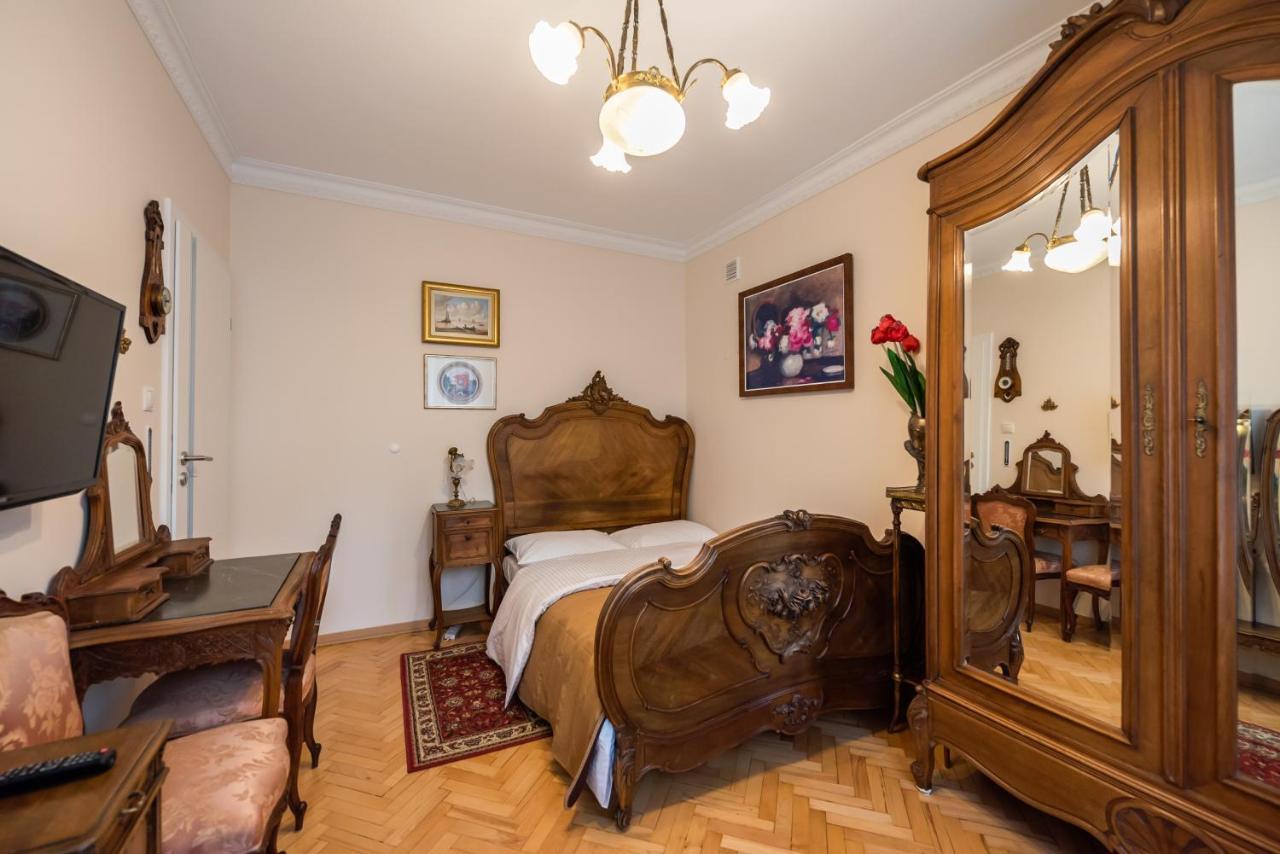 Downtown Antique Apartment — 4-Star Luxury Hotel in Warsaw, Poland