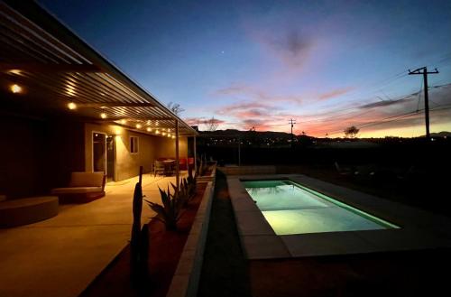 Hidden Valley Cottage Modern Home in JT Hot Tub — 4-Star Luxury Hotel in Joshua Tree, United States