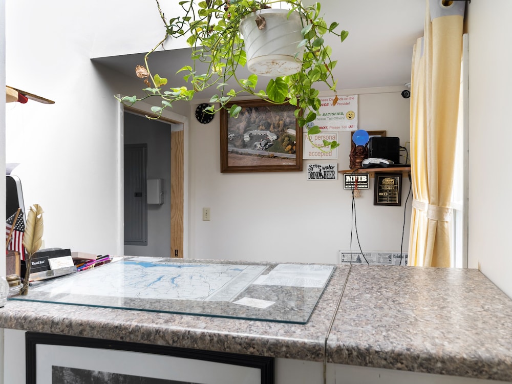 OYO Hotel Starlite Seneca Falls - photo 3