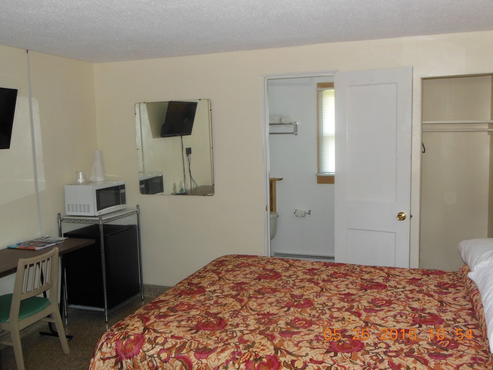 The Evergreen Motel - photo 13