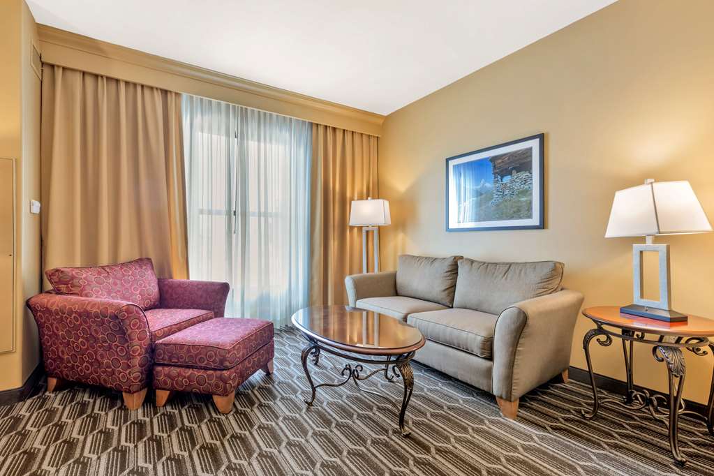 Best Western Plus Swiss Chalet Hotel & Suites - photo 23