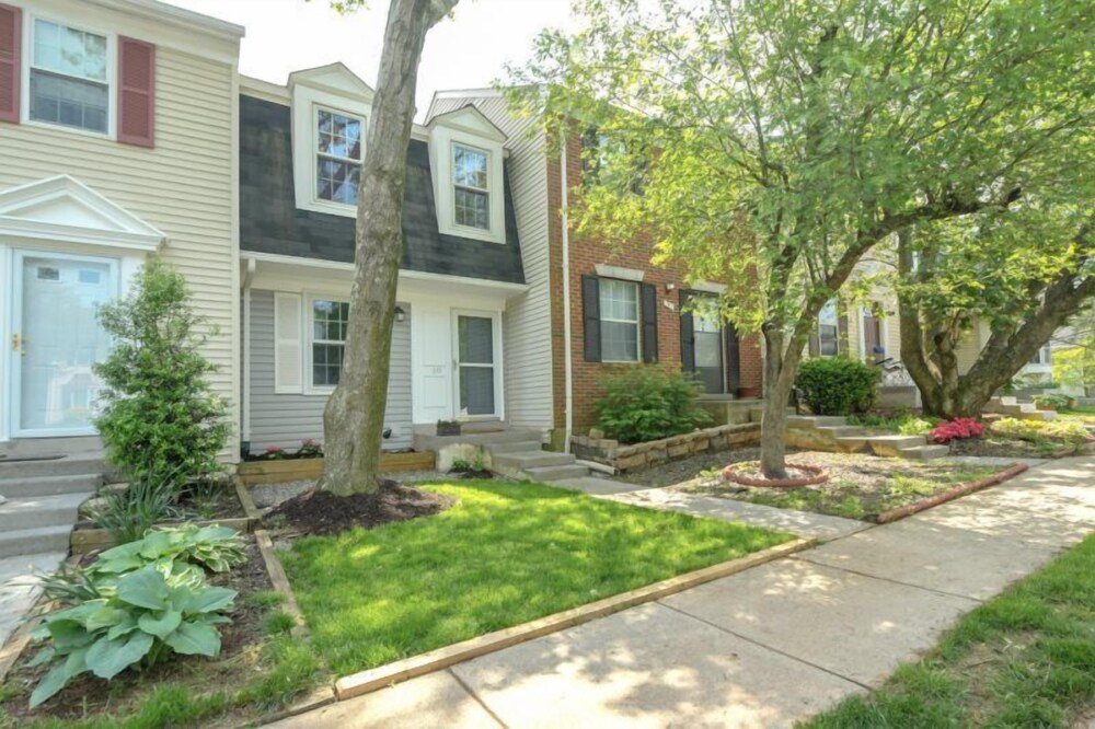NEW 3 story Townhome Private Self checkin Quiet. - photo 23