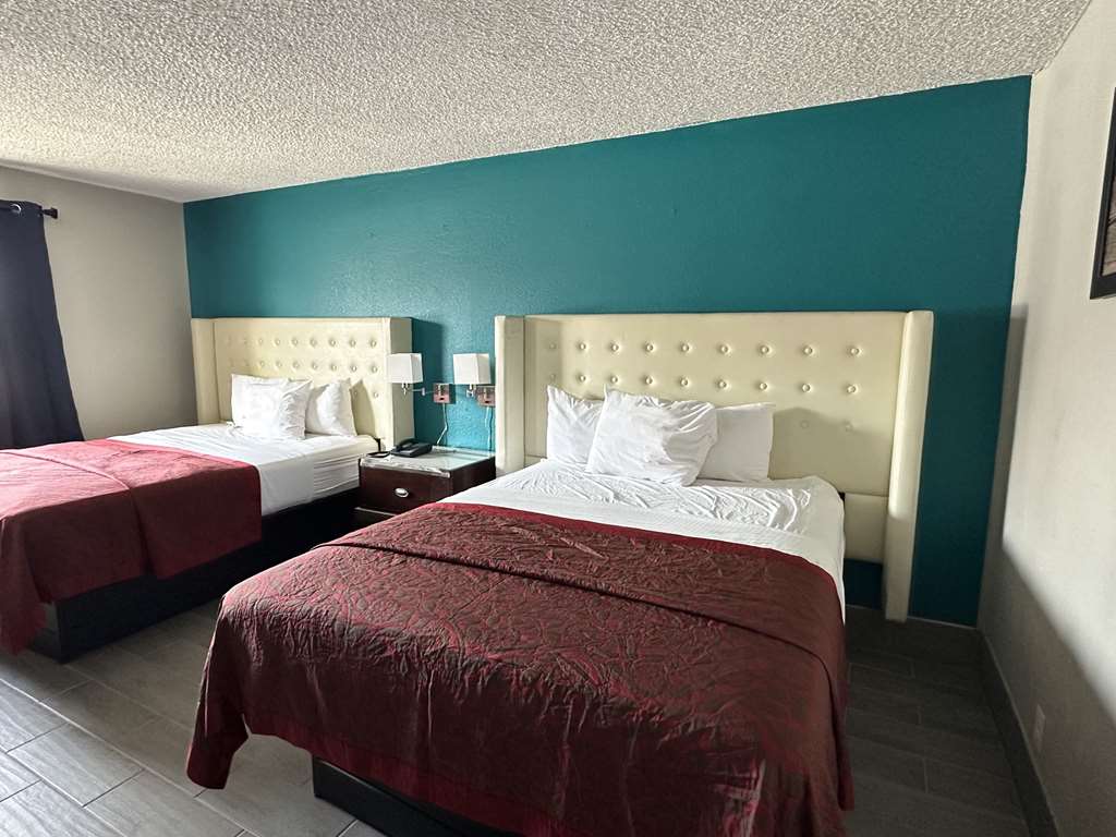 Econo Lodge Inn & Suites Bloomington - photo 3