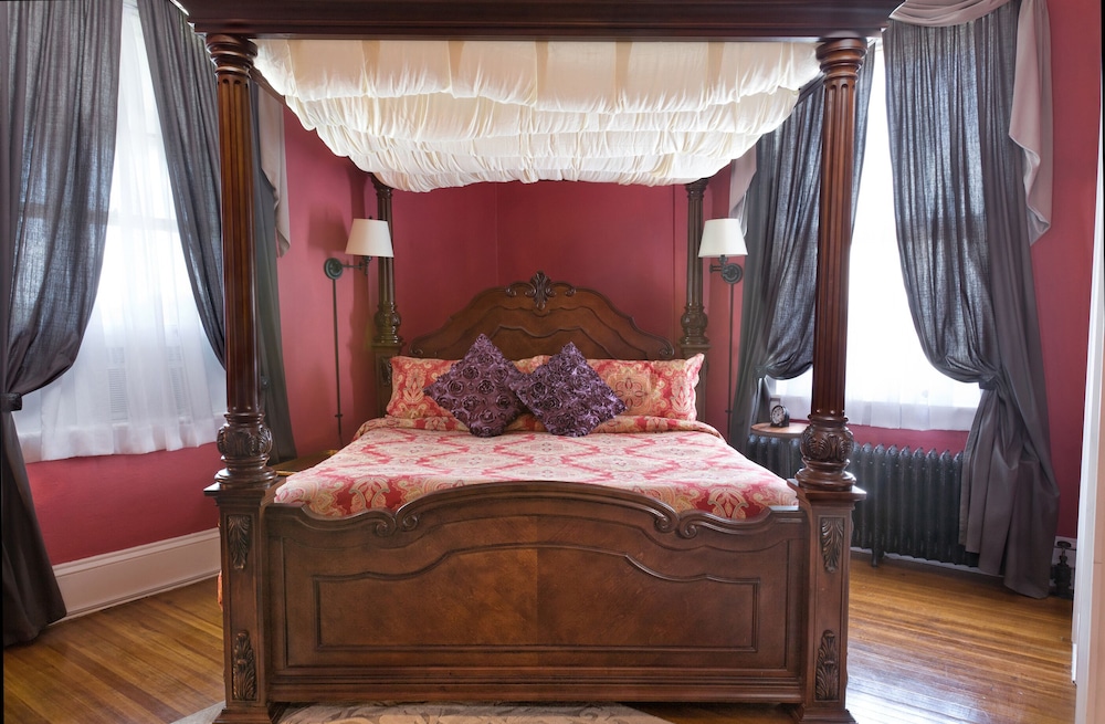 The Reynolds Mansion - photo 8