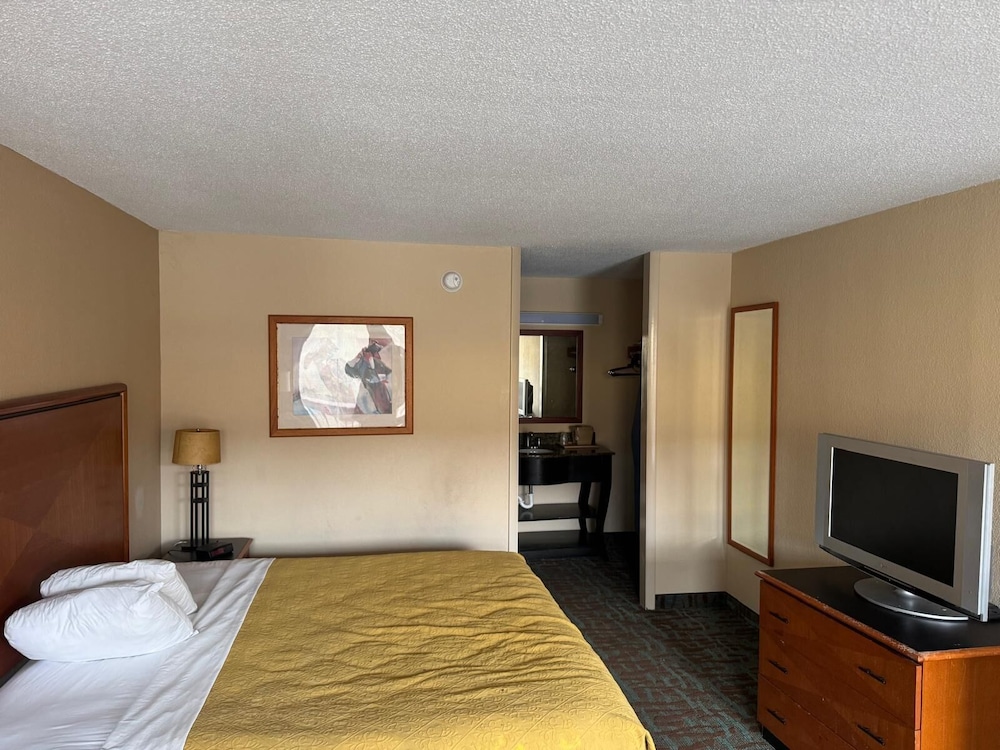 OYO Hotel Harriman near I 40 - photo 13