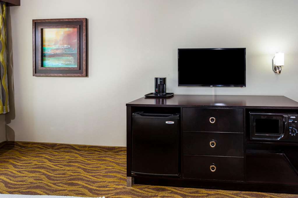 La Quinta Inn & Suites by Wyndham Laredo Airport - photo 22