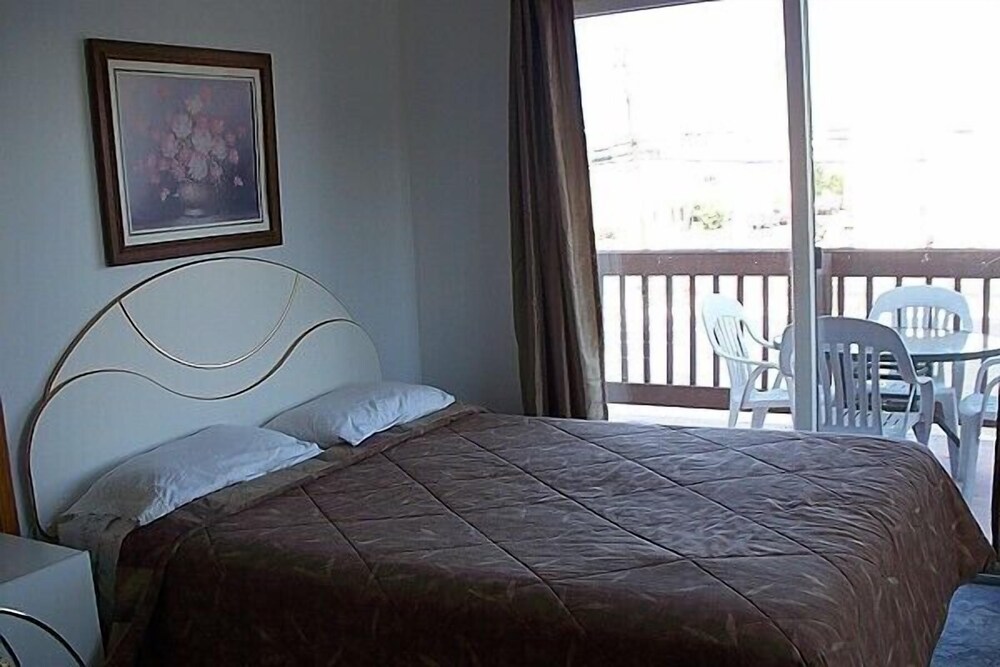 Aquarius Arms Motel - photo 5